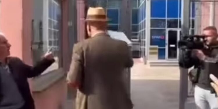 VIDEOLAJM/ Qytetari “i përvishet” dhëndrit të Berishës para SPAK: Lapanjoz je ti dhe Saliu! Uroj të kesh botuar një 2 lekësh…