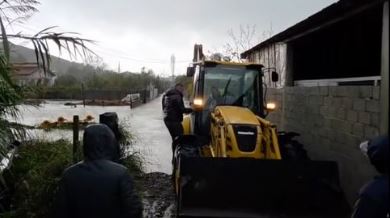 SITUATA ME RESHJET NË SHKODËR/ Shirat krijuan probleme në Bërdicë dhe Gurin e Zi, dhjetëra punonjës të Emergjencave në terren