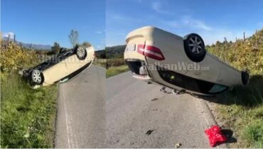 AKSIDENT I FRIKSHËM NË AKSIN RRUGOR BURREL-KLOS/ Makina ku udhëtonin 2 vajza përmbyset në anë të rrugës