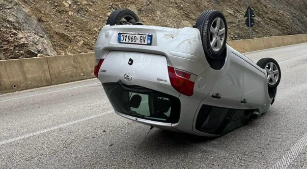 AKSIDENT NË AKSIN RRUGOR SARANDË-SKËNDERAJ/ Shoferi humbi kontrollin mbi drejtimin, automjeti përmbyset në rrugë