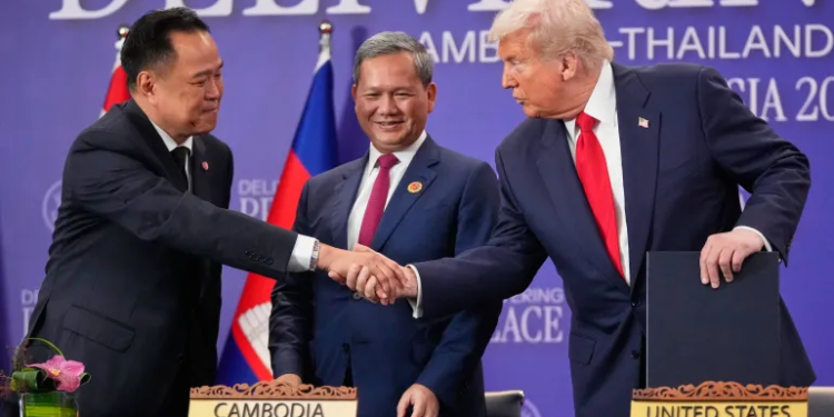 “NUK KA TREGËTI PA NDALUR LUFTËN”/ Trump ndërmjetëson, Tajlanda dhe Kamboxhia nënshkruajnë armëpushimin