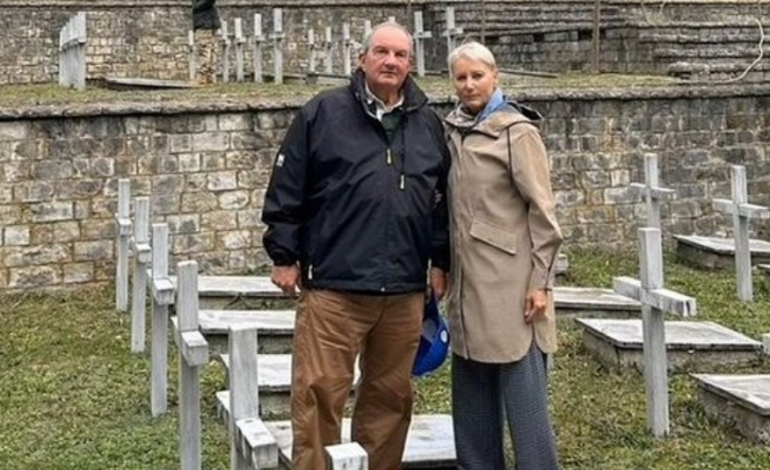 FOTOLAJM/ Karamalis në Këlcyrë, homazh te varrezat greke: Aty ku mijëra ushtarë dhanë jetën…