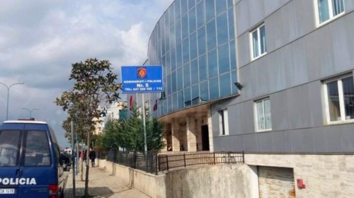 E PËSOJNË KEQ/ Pezullohen dy policët në Kamëz! Qytetari i filmoi teksa po….