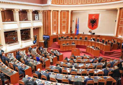 PAS DORËHEQJES SË TOM DOSHIT DHE SABINA JORGOS/ Betohen dy deputetët e rinj në Kuvend