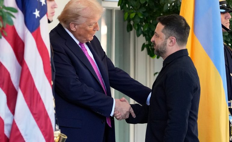 ZELENSKY LË PAS VESHJEN USHTARAKE/ Trump e komplimenton: Duket shumë bukur me xhaketë