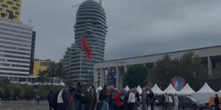 PAMJET/ Në prag të tubimit për ish-krerët e UÇK, mblidhen protestuesit e parë në Sheshin Skënderbej