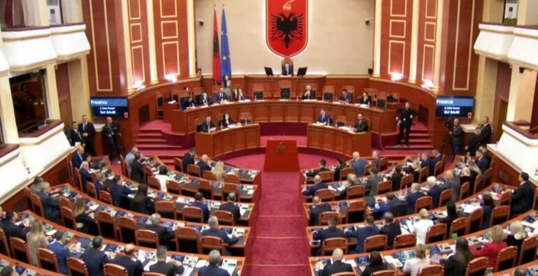 KUVEND/ Miratohet ngritja e Komisioneve të Posaçme për Reformën Zgjedhore dhe atë Territoriale, ja si do të ndahen anëtarët