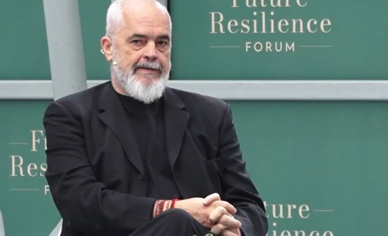 “NUK NA MUNGON PUTINI”/ Rama rikthen historinë: Shqipëria s’e la kurrë Stalinin