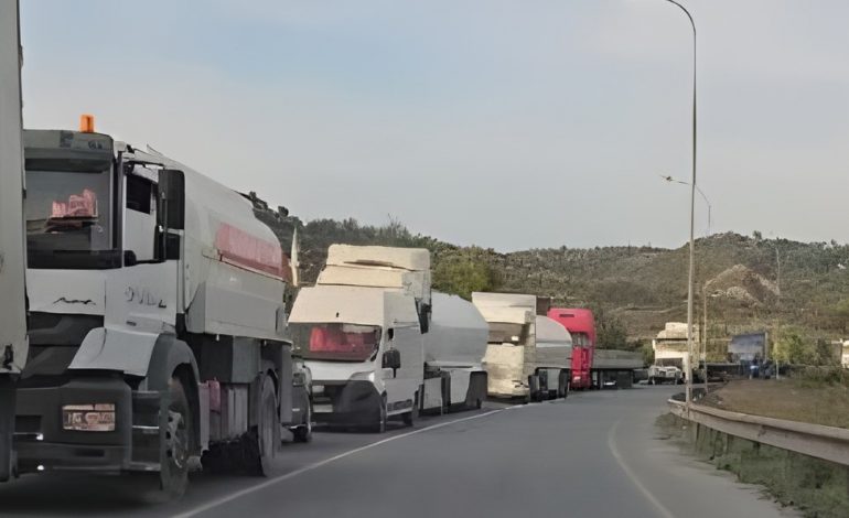 PAMJET/ Bllokimi i autostradës Tiranë-Durrës, trafik kilometrik në aksin dytësor Vorë–Maminas