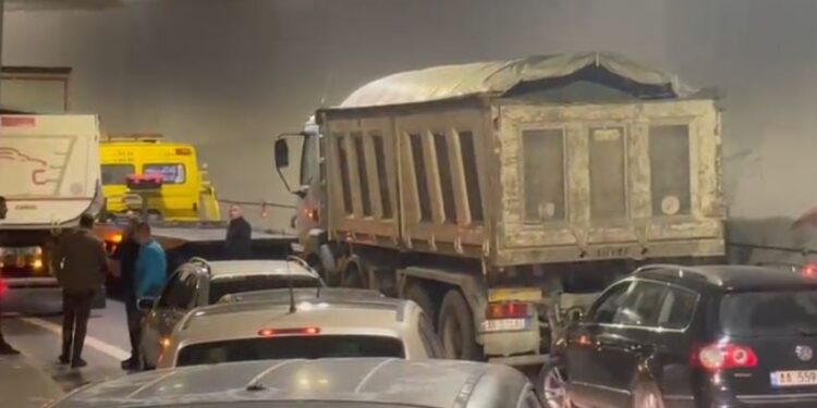 TRAILERI PËSON DEFEKT/ Bllokohen automjetet në tunelin e unazës veriore (VIDEO)