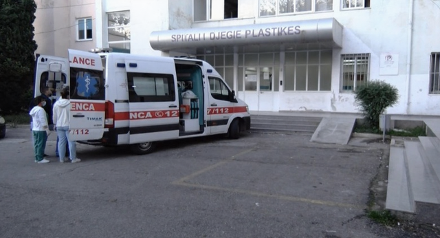 TRONDITËSE/ I mbijetoi zjarrit që i mori jetën nënës dhe vëllait, 6-vjeçres rrezikohet t’i priten duar e këmbë nga djegiet