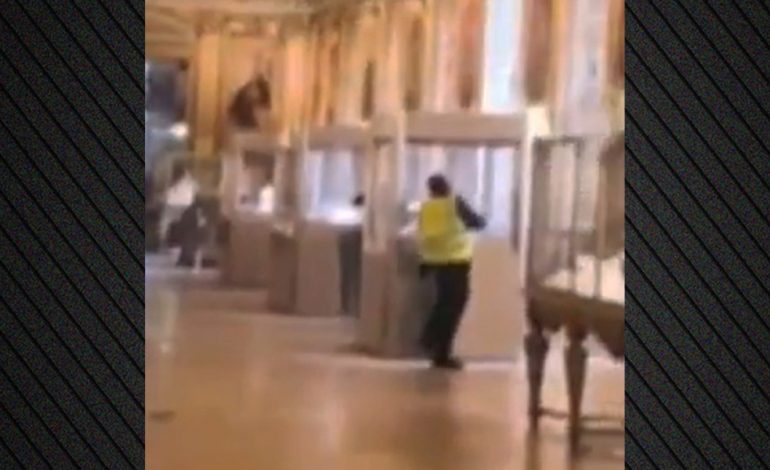 NDODH SI NË FILMA/ Dalin pamjet, grabitësi thyen xhamin, ja si vidhet muzeu i Luvrit (VIDEO)