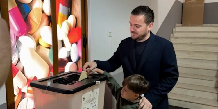 “QYTETARËT TË SHPREHIN VULLNETIN E TYRE”/ Ministri Andis Salla voton në Cërrik