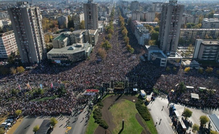NJË VIT NGA TRAGJEDIA E NOVI SADIT/ Mijëra njerëz protestojnë në qytetin ku ndodhi incidenti me 16 viktima