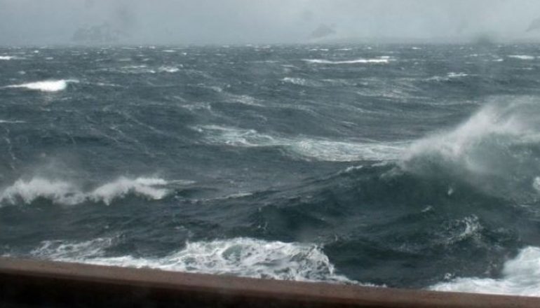 MOTI I KEQ/ Autoriteti Portual Vlorë njofton ndalimin e lundrimit për mjetet e vogla lundruese dhe ato të peshkimit