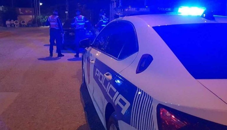 DETAJET E PARA/ Qëllohet me armë drejt një makine në Shkodër, mjeti përplaset me bordurën, policia në vendngjarje
