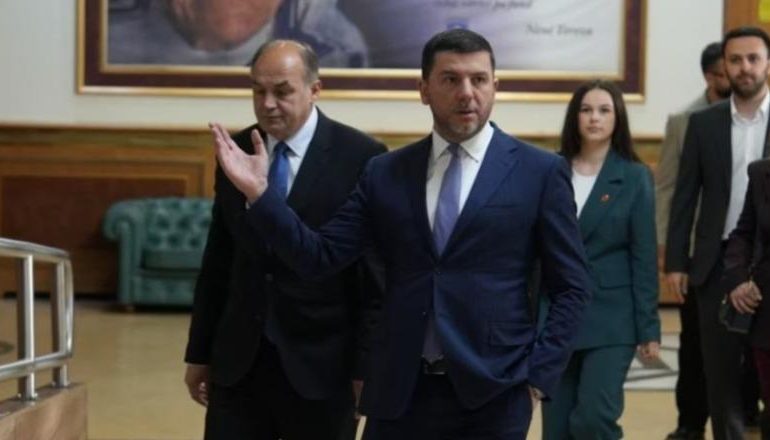 PAS DORËHEQJES SË MEMLI KRASNIQIT/ Çfarë po ndodh në Partinë Demokratike të Kosovës?