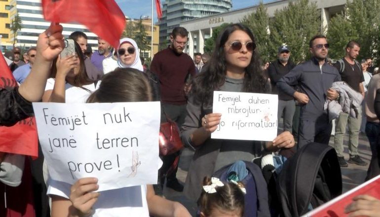 “MOS MA PREK FAMILJEN”/ Qytetarë e aktivistë në protestë kundër ligjit për barazinë gjinore: Begaj të mos e dekretojë
