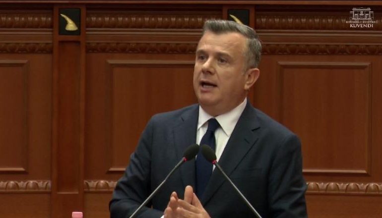 “KAM HALLIN E PENSIONISTIT TUAJ”/ Balla ironizon PD: Serioziteti juaj vazhdon të konsolidohet si të hënën me 300 petrita në bulevard