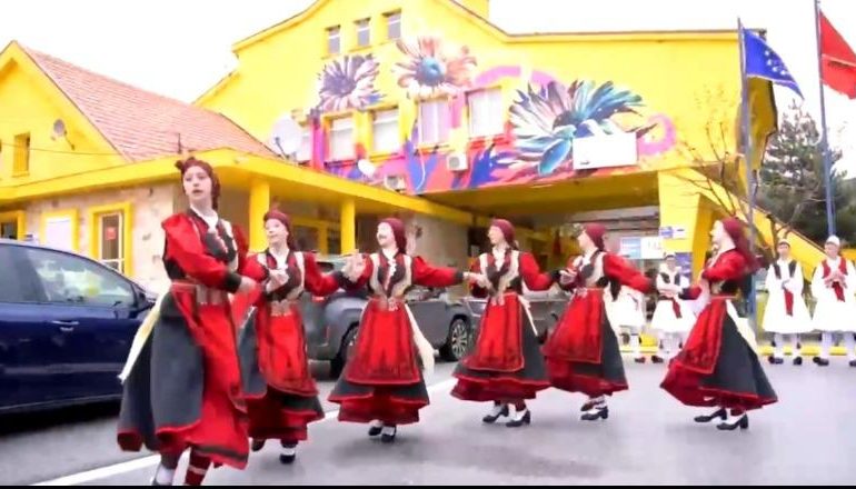 DITA E FLAMURIT/ Grupi i valltarëve të ‘Qendrës Kulturore Devoll’ kërcejnë valle popullore në pikën kufitare të Kapshticës
