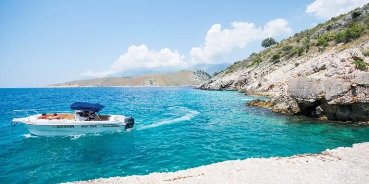 “UJI I KRISTALTË…”/ Revista spanjolle: Porto Palermo, një nga destinacionet më magjepsëse të Rivierës Shqiptare