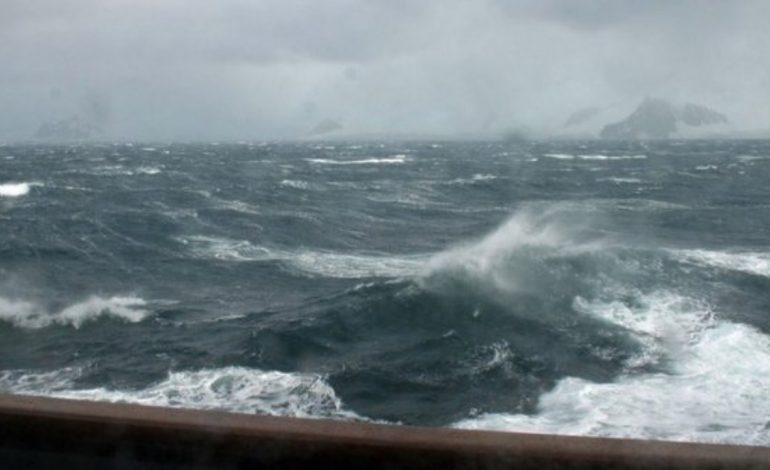 MOTI I KEQ TJETËRSON NGJYRËN E DETIT JON/ Ja NDRYSHIMI DRASTIK i vijës bregdetare në Sarandë