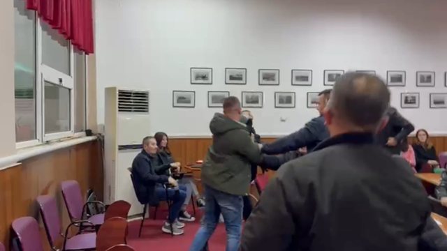 SHERRI NË KËSHILLIN BASHKIAK TË POGRADECIT/ Arrestohet 27-vjeçari që goditi me grusht këshilltarin e bashkisë
