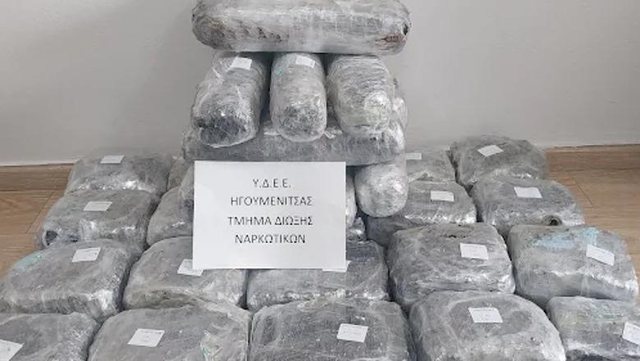 TENTUAN TA KALONIN NË GREQI/ Dy shqiptarë arrestohen me 47 kg kanabis!