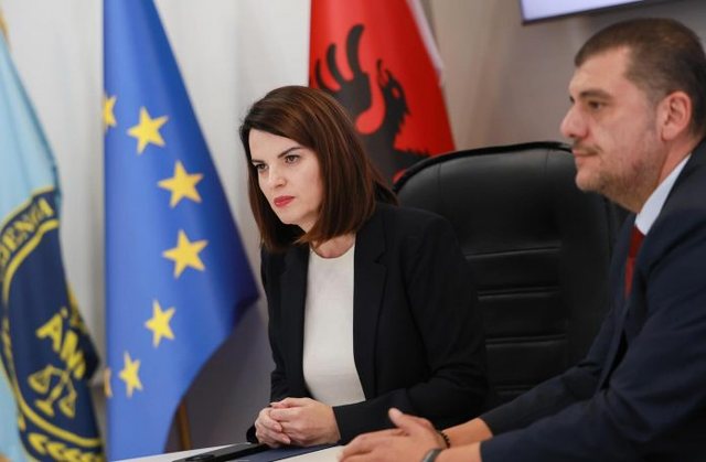 ATENTATI NË RINAS/ Ministrja Koçiu thërret kreun e AMP