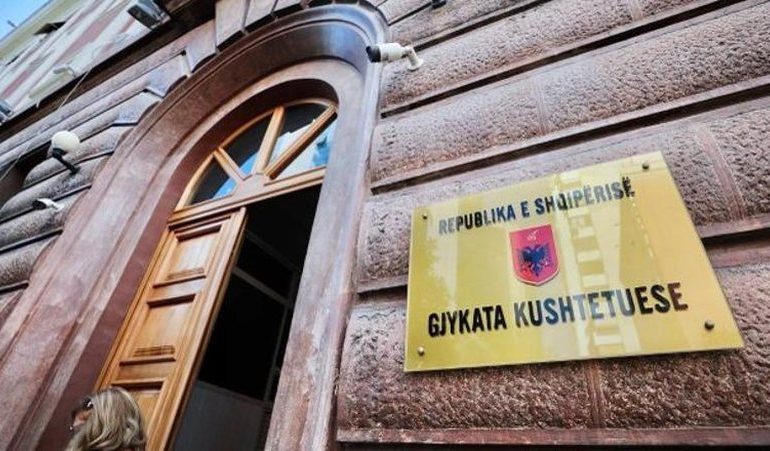 GJKKO PEZULLOI BALLUKUN NGA DETYRA/ Kryeministria çon vendimin në Kushtetuese