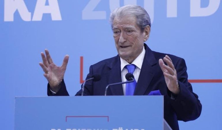 “NUK JAM TË PREMTEN”/ Berisha i shmanget sërish marrjes në pyetje për ’21 Janarin’