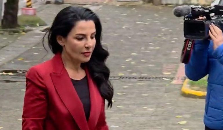 BELINDA BALLUKU DEL NGA GJYKATA/ Seanca shtyhet me dy orë për njohjen e akteve nga mbrojtja