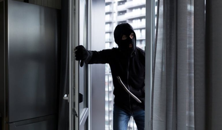 NDODH NË SELANIK/ Hajduti bie nga çatia, pronari i shtëpisë i jep ndihmën e parë