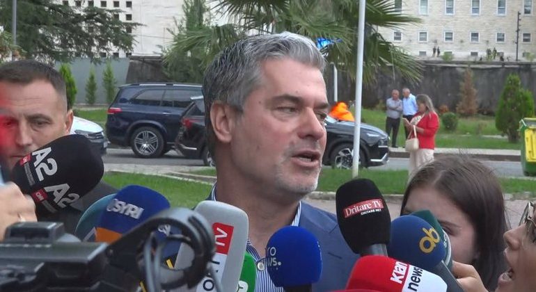 PAS DORËHEQJES SI KRYEBASHKIAK NË VLORË/ Ermal Dredha emërohet ambasador në Zvicër