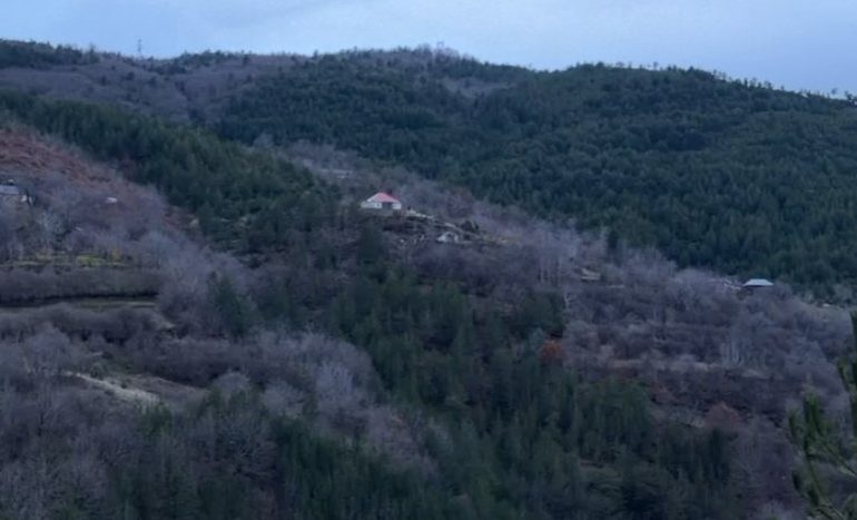 DETAJET/ Dy të armatosurit vetëdorëzohen në Fushë-Arrëz pas negociatave me policinë