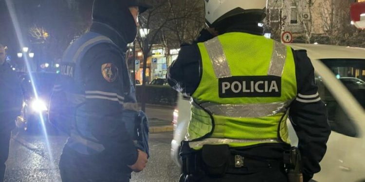 GRABITJE SI NË FILMA TE RRUGA BARDHYL/ 35-vjeçari përplas dy automjete gjatë arratisjes me makinën e vjedhur