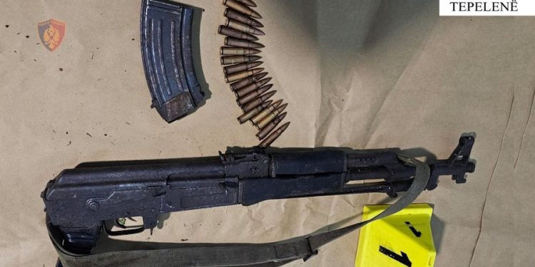 E PËSON KEQ/ Kanosi me kallashnikov bashkëfshatarin, arrestohet një javë më pas 42-vjeçari në Tepelenë