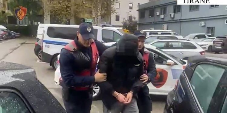 E PËSON KEQ/ Shiste kokainë dhe kanabis tek “Ish-parku i autobusëve”, arrestohet i riu në Tiranë