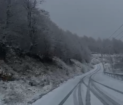 PAMJET/ Bora zbardh aksin Librazhd–Fushë Studën, reshjet rikthejnë panoramën dimërore në zonë
