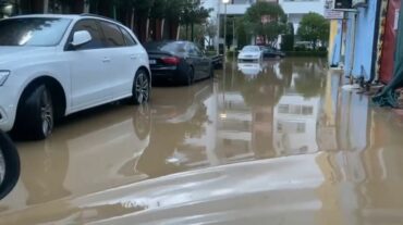 RRUGËT E KTHYERA NË LUMENJ/ Reshje intensive shiu gjatë natës, përmbytet lagja “Besëlidhja” në Lezhë