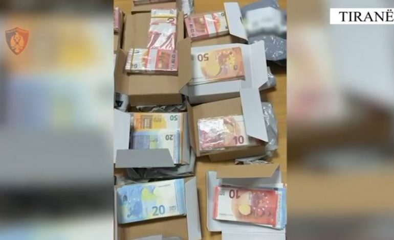 EMRAT/ Hidhte në treg euro false, goditet grupi! Katër në pranga, një në kërkim. Pakot me para u transportuan me postë dhe…