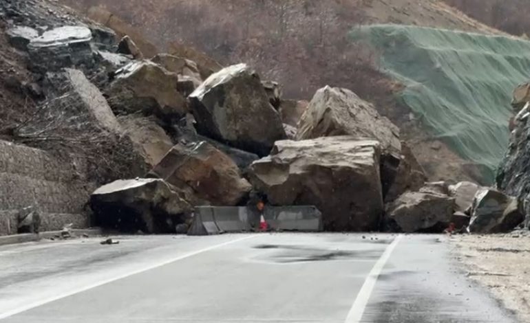 PASOJË E MOTIT TË KEQ/ Rrëshqitja e shkëmbinjve bllokon aksin Qukës-Qafë Plloçë, kalimi devijohet në një bypass provizor