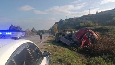 PAMJET/ Aksident në aksin Lushnjë–Berat, kamioni del nga rruga dhe përmbyset në kanal, plagoset rëndë drejtuesi