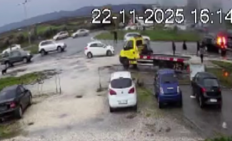 MOMENTE TMERRI/ Makina shpërthen në flakë pas aksidentit në Lushnjë, familjarët dalin…