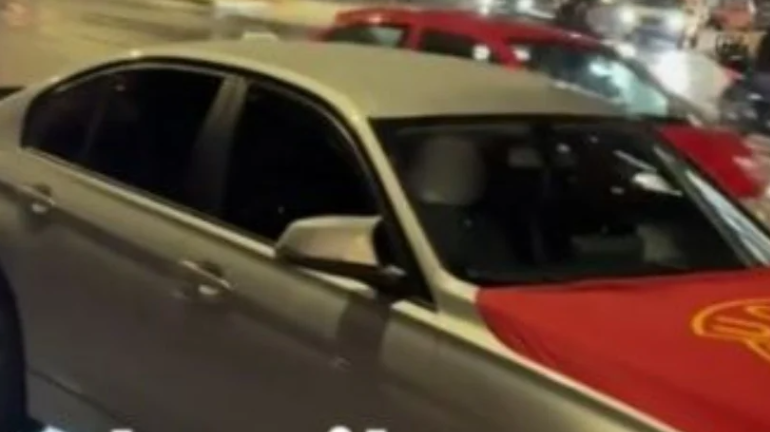 PAMJET/ Shqiptarët ‘pushtojnë’ Selanikun me flamuj kuqezi dhe të UÇK, mediat greke: Parkuan makinat dhe kërcenin