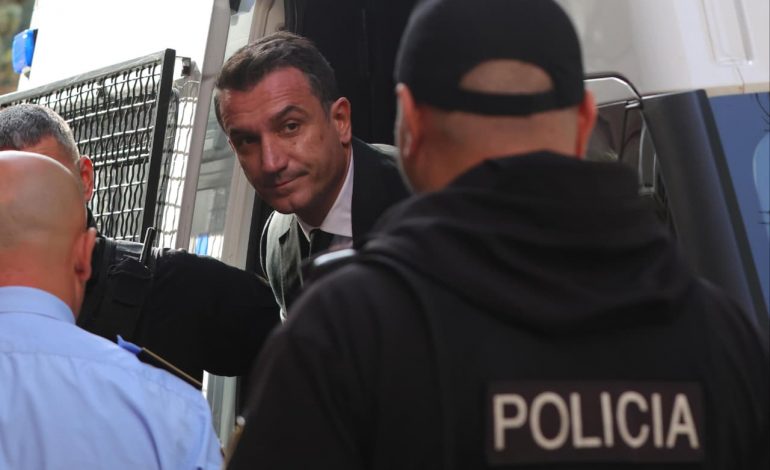 PAMJET/ Shpërthejnë fishekzjarrët në burgun e Durrësit, mbështetësit e Erion Veliajt festojnë rikthimin e tij në detyrë