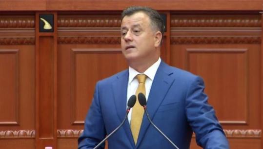 “KUR E KE RADHËN TI…”/ Flamur Noka shpërthen ndaj komentuesve: Merrni një brisk të ri dhe…