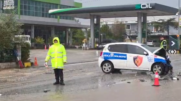 AKSIDENT I RËNDË NË FIER/ Makina e policisë përplaset me “Benzin”, dy efektivët dhe shoferja mbeten të plagosur