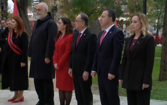 113-VJETORI I PAVARËSISË/ Ceremonia e ngritjes së flamurit në Vlorë, marrin pjesë kryeministri Rama dhe Presidenti Begaj dhe Vjosa Osmani