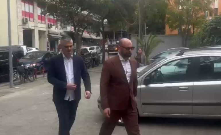 I SHOQËRUAR NGA AVOKATI/ Kreu i ARRSH, Gentian Gjyli paraqitet në SPAK